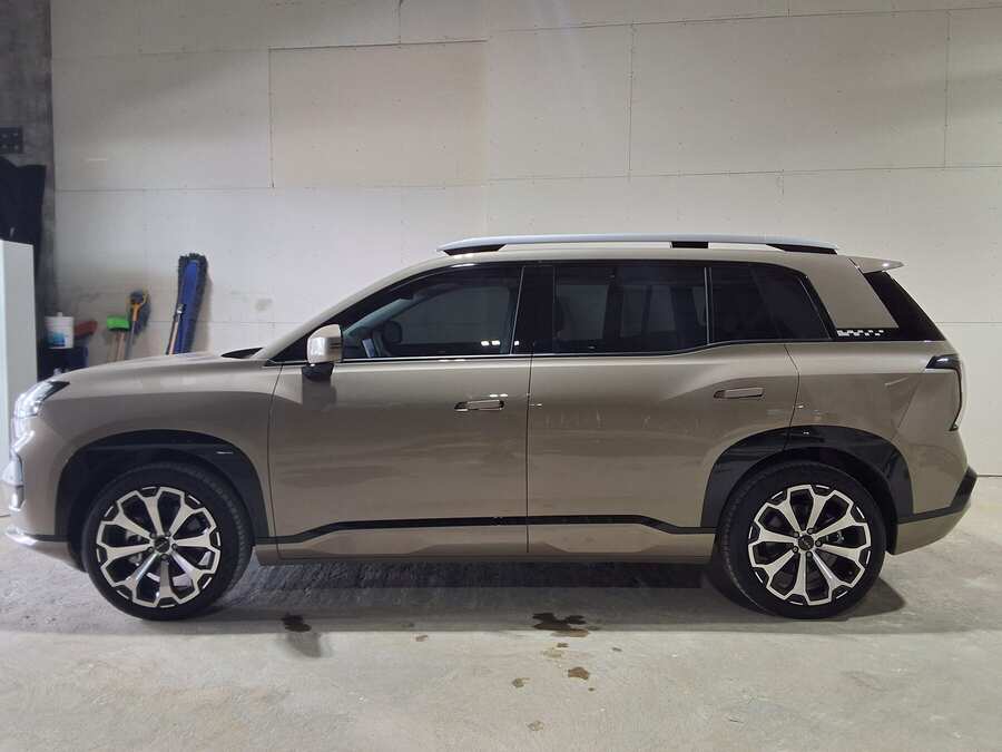 Polarizado nanocerámico en SUV blanco